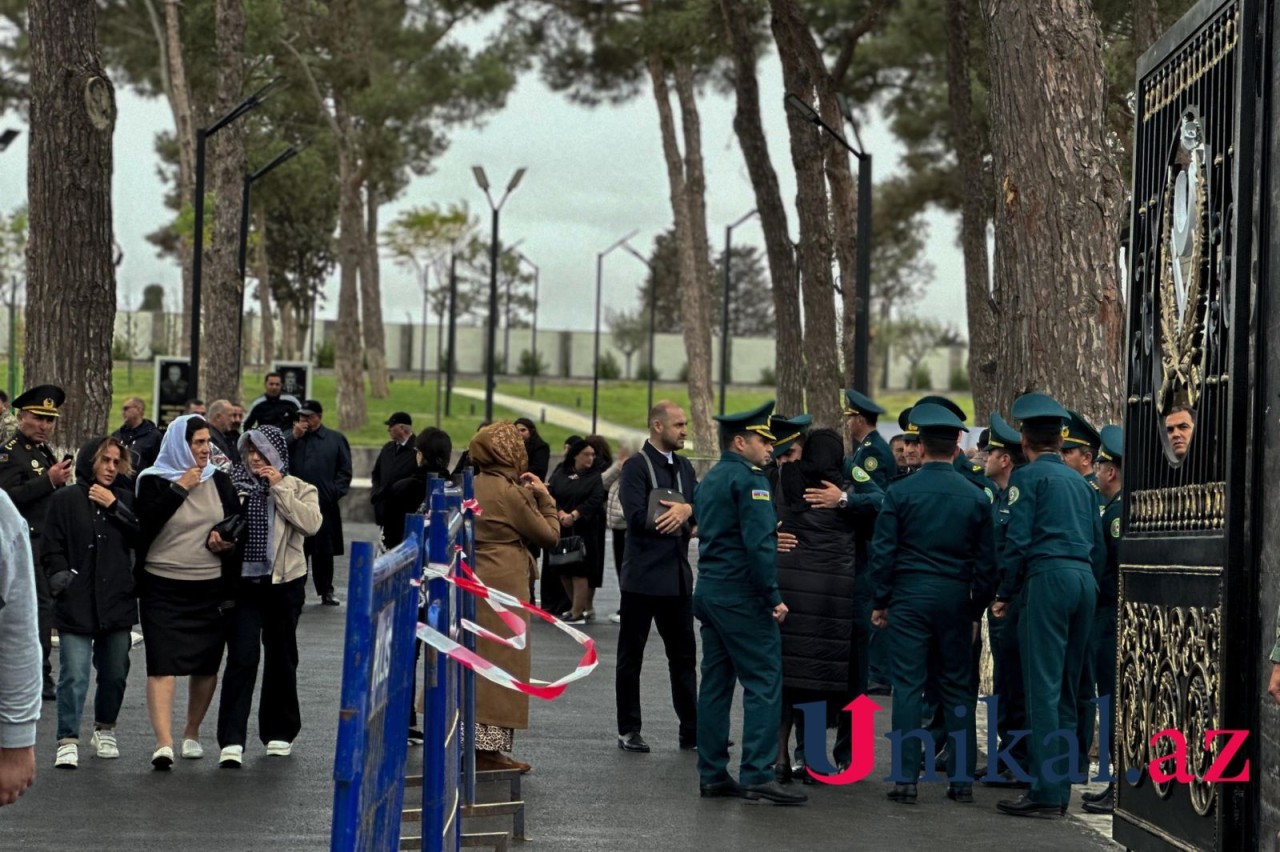 İnsanlar Fəxri Xiyabana axın edir - FOTOLAR